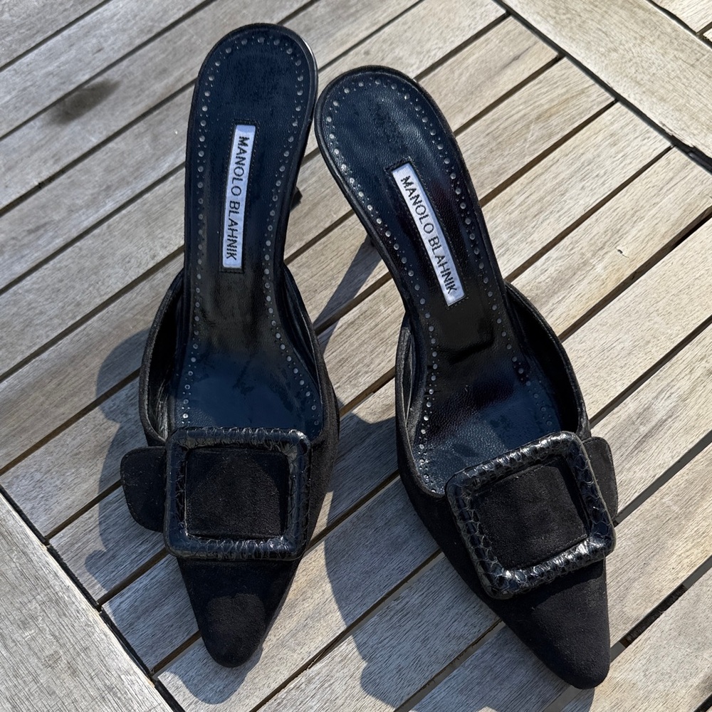 PRICE FIRM 🌟Manolo Blahnik Black suede kitten heel slides